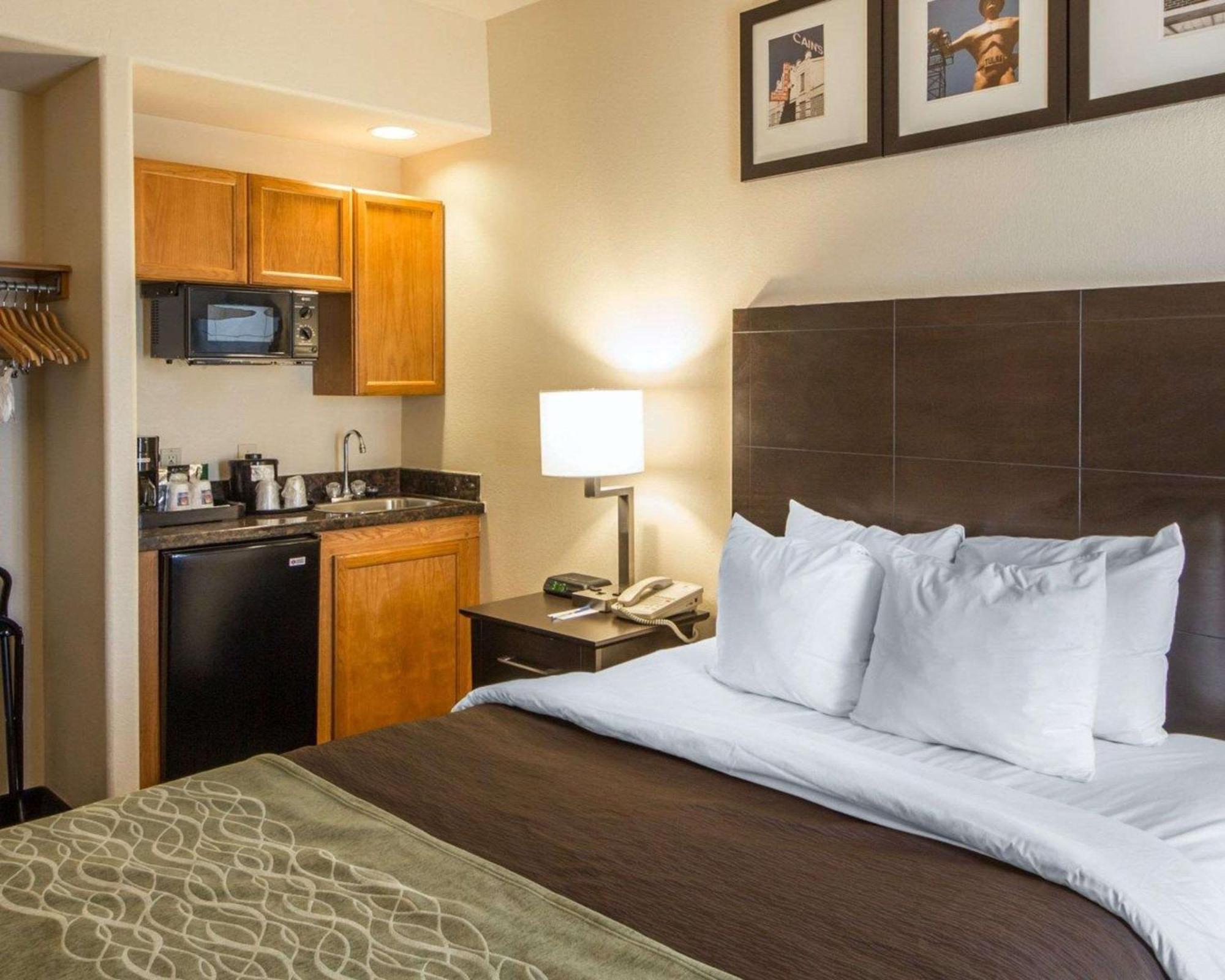 Quality Inn Tulsa-Downtown West Exterior foto